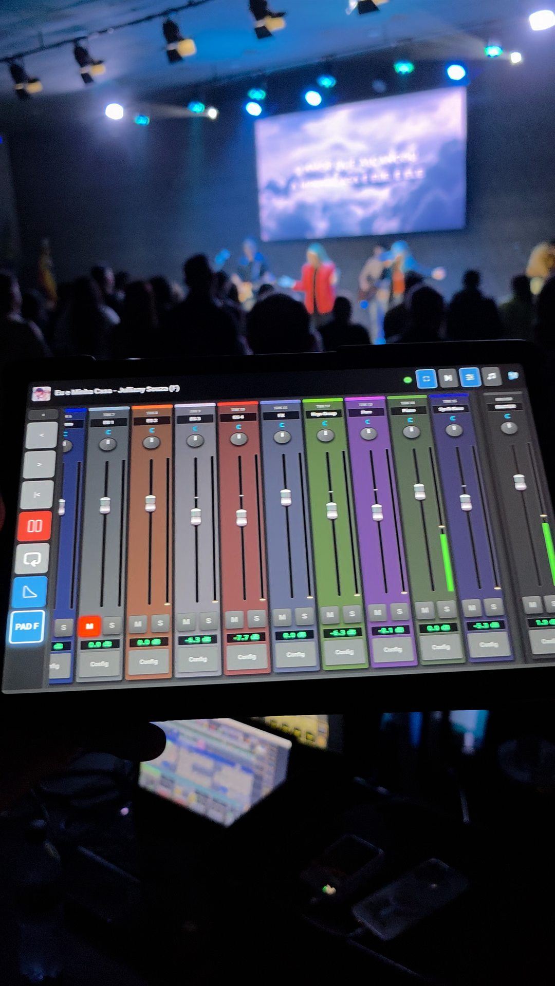 Painel Web ao vivo — mixer no tablet com a banda ao fundo