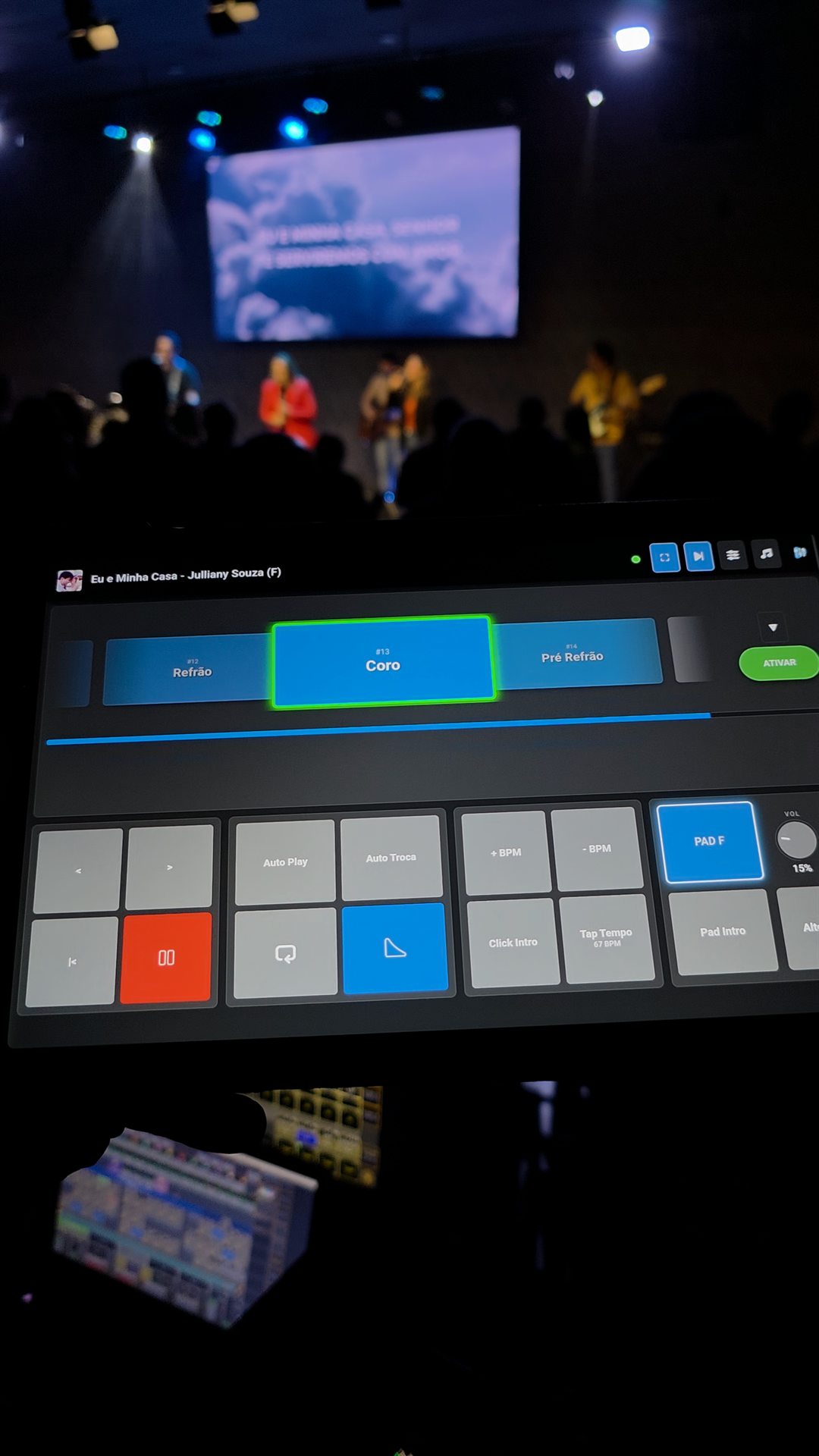 Painel Web ao vivo no palco — transições e controles no tablet